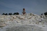 В конце зимы на Сестрорецком пляже возвышаются ледяные горы — торосы.