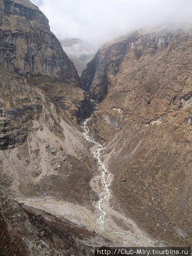 неугомонные... пытаемся найти более безопасный и гарантированный путь на вершину... ущелье реки Марди-Кола с базового лагеря Мачапуччаре. Национальный парк Аннапурны, Непал