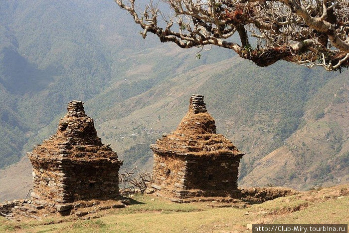 чортены (ступы) — типичный атрибут любой тропы в этих местах Непал
