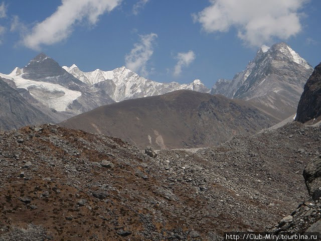 влево от тропы вдоль ледника можно попасть в красивейшую долину, совершенно нетронутую трекерами и туристами, покрытую ледниками, моренами и вершинами невероятной красоты и притягательности... Непал