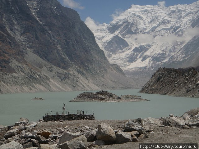 Озеро Цо Рольпа... по мнению многих — одно из красивейших в Гималаях... я бы поспорил, но не буду))
На заднике — Пигхера (6729м) Непал