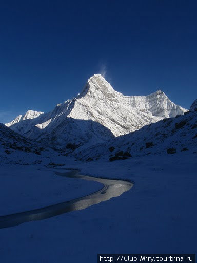 Уффффф.... весь вечер и всю ночь шел снег, приходилось стряхивать и обкапывать палатки... и вот... утро! Непал