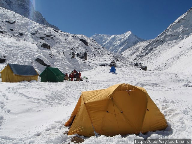 путь по свежевыпавшему снегу на перевал опасен и все три команды шерпов снимают экспедиции с маршрута... абидна... Непал