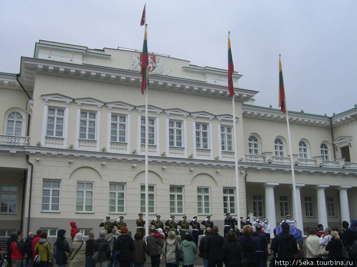 Поднятие флагов у Президентского дворца Вильнюс, Литва