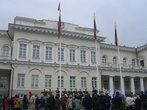 Поднятие флагов у Президентского дворца