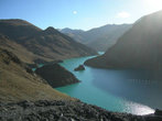 Ямдрок-Тсо... одно из четырёх священных озер Тибета.
Это самая популярная обзорная точка с перевала Гьяро-Ла...
большинство туристов дальше этого места не путешествуют.