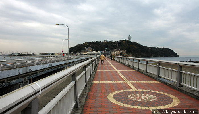 Мост, ведущий на остров Эносима, Япония