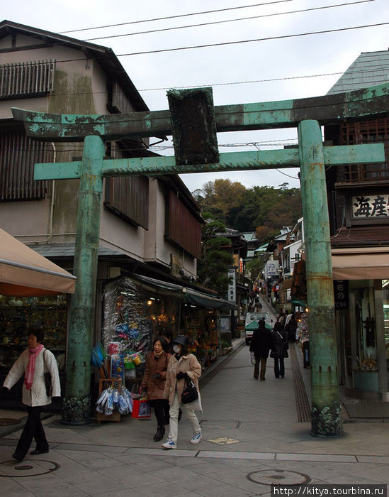 Дорога, ведущая к святилищу Бэнзайтэн. Здесь много сувенирных лавок и ларьков с едой... Эносима, Япония