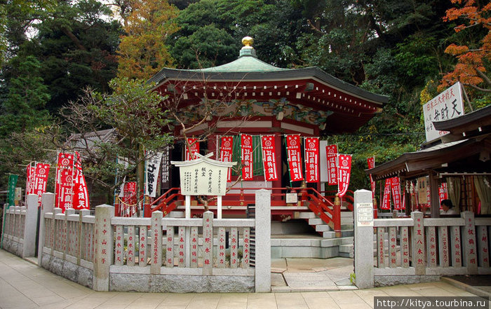 Это часовня Бэнзайтэн, где хранится одна очень известная и ценная статуя этой богини. Эносима, Япония