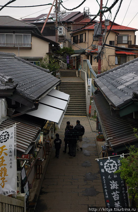 По бокам — сувенирные лавки и рестораны, хозяева которых живут в тех же домах. Эносима, Япония