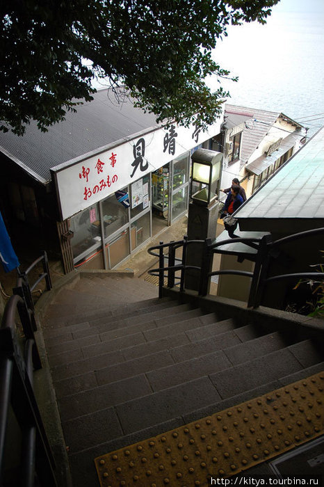 Дорога оканчивается на западном конце острова крутой лестницей, которая выводит к скалистому плато. Эносима, Япония