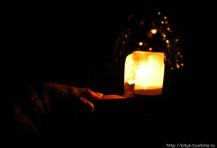 Такие фонарики/свечки выдают на входе, чтобы веселее было. Эносима, Япония