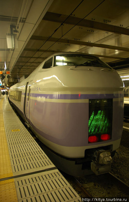 Поезд на Мацумото отправляется с токийской станции Синдзюку и идёт 2.5 — 3 часа. Мацумото, Япония