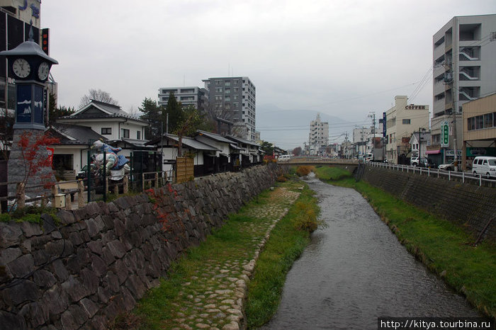 Вдоль речки тянется исторический квартал — несколько сохранившихся старых домов. Мацумото, Япония