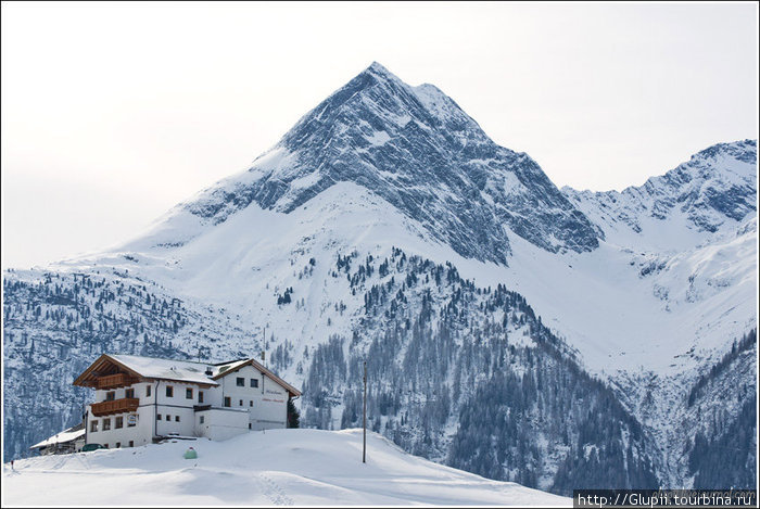 Отель на вершине. Глядя на него, мне сразу вспоминается фильм Отель «У погибшего альпиниста»... Ленгенфельд, Австрия