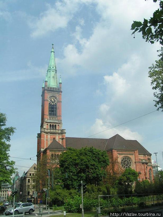 Боковой вид на церковь Дюссельдорф, Германия