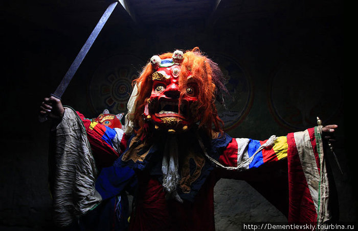 Деревня Do Tarap, переодетый лама перед началом ритуальных танцев. Непал