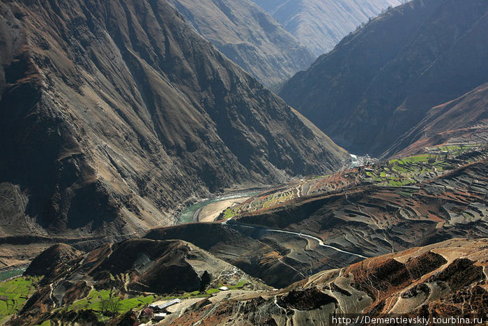 Этот вид на ущелье с рекой (с труднопроизносимым именем) открывается всем отважным путешественникам, которые хотят попасть в Дол по. Непал