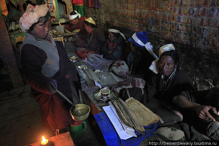 Ламы весь день будут читать молитвы. Им постоянно подливают чанг. Непал