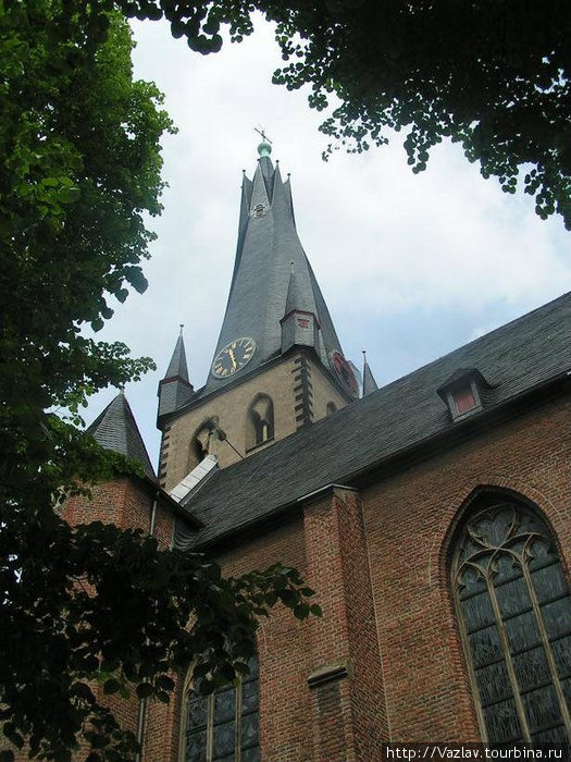 Церковь и её шпиль Дюссельдорф, Германия