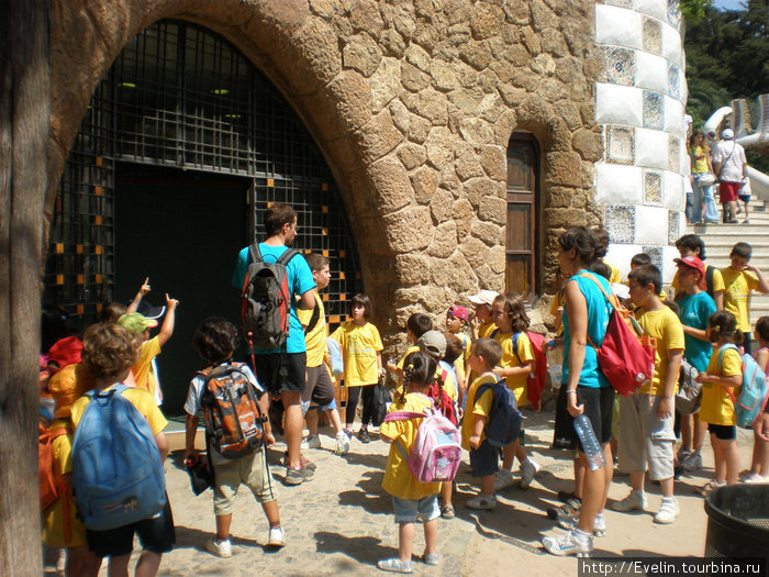 Инструктаж детишек перед походом в туалет Барселона, Испания