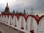 Частично кремль окружен зубчатой стеной, очень похожей на стену Московского кремля.