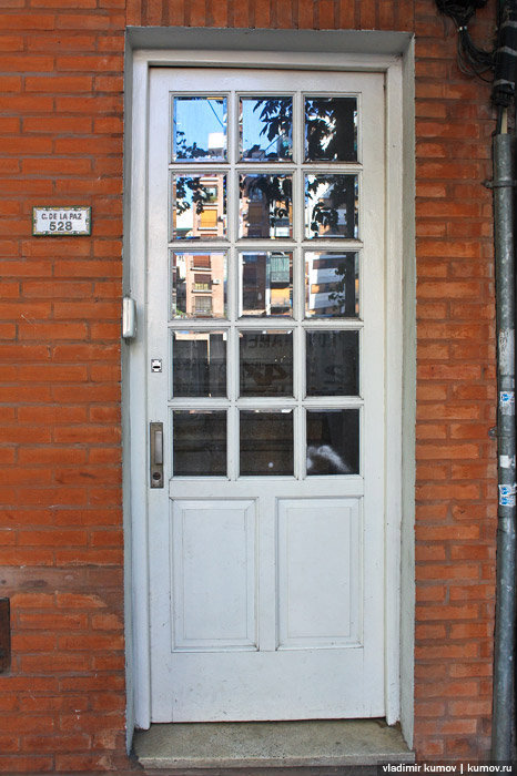 Вот так, например, выглядела дверь в подъезд моего дома. Буэнос-Айрес, Аргентина