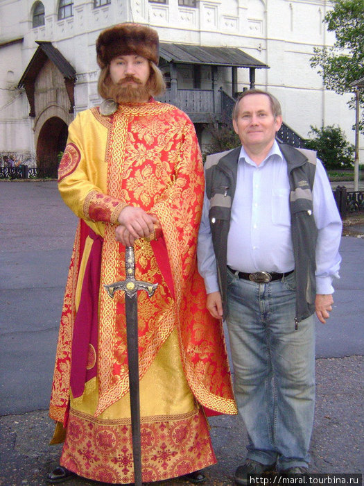 Основатель Ярославля позволил мне встать рядом с ним, чтобы сфотографироваться на добрую память Ярославль, Россия