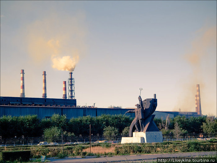 Памятник сталевару Новотроицк, Россия