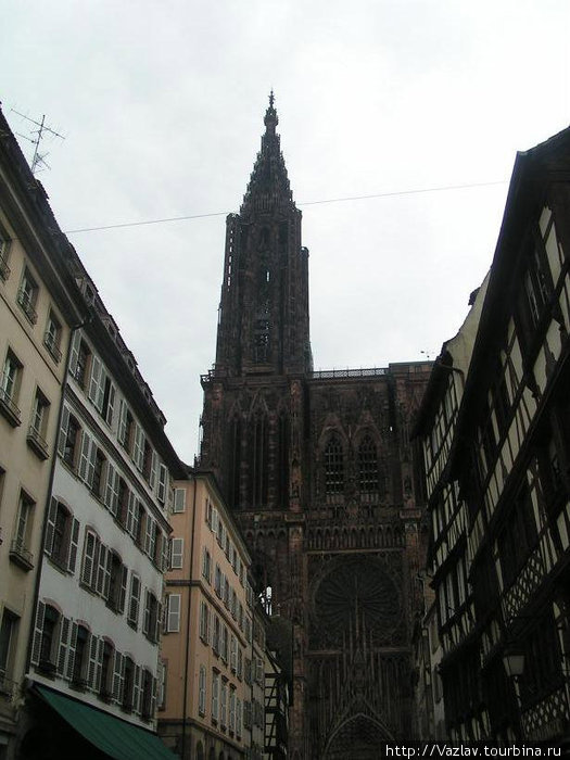 Собор возносится над городом Страсбург, Франция