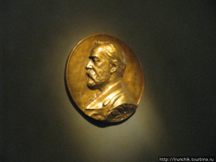 А вот и сам Нобель. Это копия медали лауреата. Стокгольм, Швеция