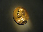 А вот и сам Нобель. Это копия медали лауреата.