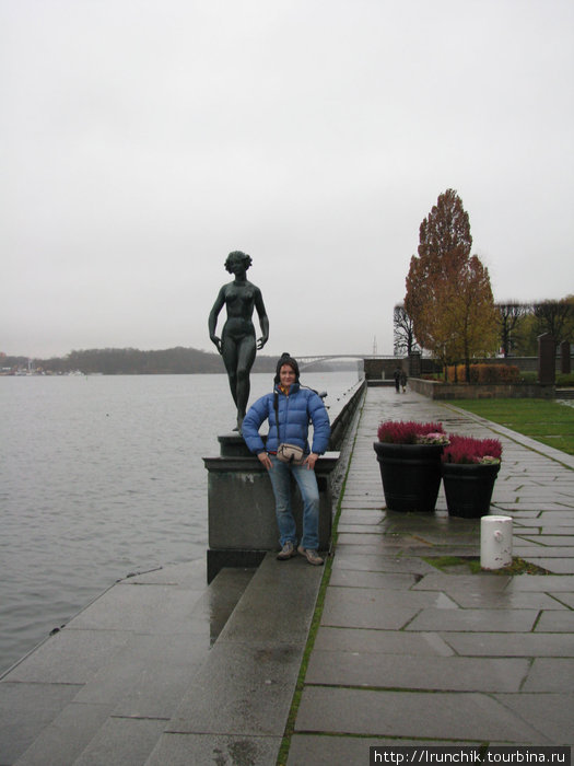 Опять мужское и женское начало. Мальчик и девочка за зданием Ратуши. Стокгольм, Швеция