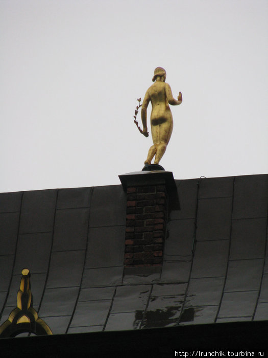Эта фигура напомнила мне район Киева- Зажопье, в народе. Он за памятником Леси Украинки. Стокгольм, Швеция