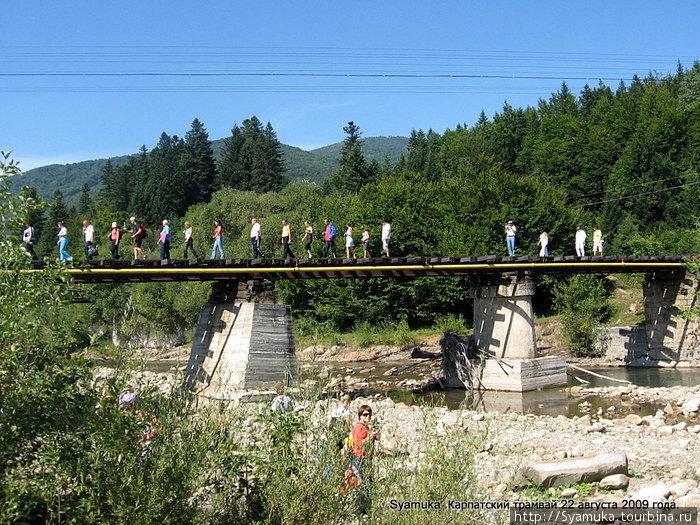Разновозрастная и разноцветная вереница растянулась по всему мосту и всей живописнейшей долине Мизунки.