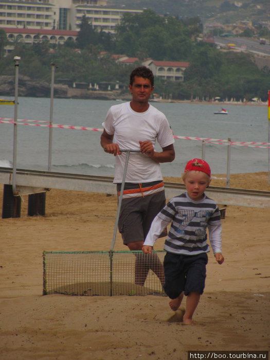 малыш помогает бич-бою убирать пляж :) Авсаллар, Турция