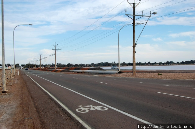 Велосипедная дорожка на окраине города Порт-Огаста, Австралия