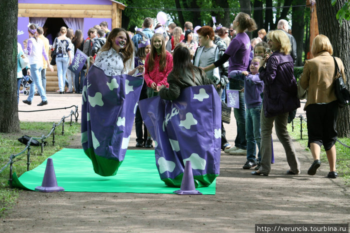 Весёлые соревнования на празднике Милка. Санкт-Петербург, Россия
