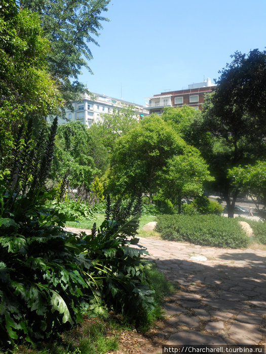 Парк Ретиро расположен в самом центре Мадрида, что делает его общедоступным и одним из самых любимых мест отдыха жителей города и туристов. Мадрид, Испания