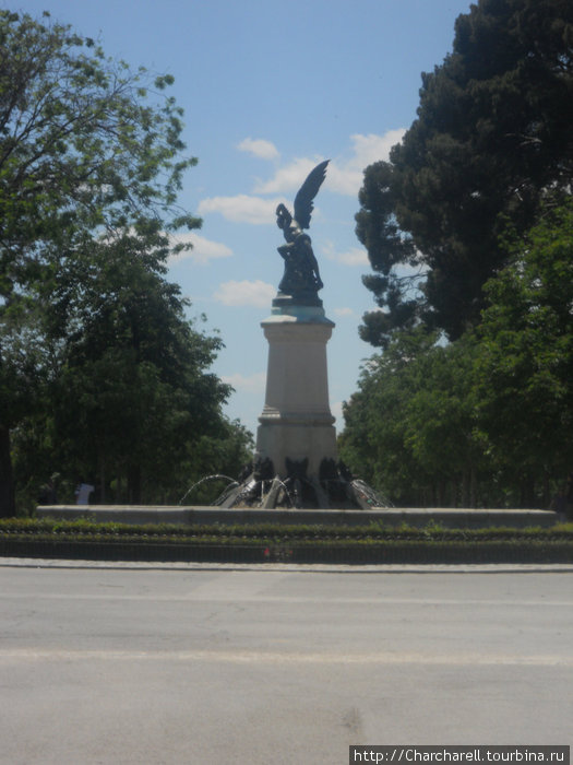 Статуя Эль Анхель Каидо — одна из известнейших статуй парка. Помимо архитектурной ценности известна она еще и тем, что это один из немногих в мире памятников падшему ангелу, иначе говоря, Дьяволу. Мадрид, Испания