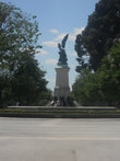Статуя Эль Анхель Каидо — одна из известнейших статуй парка. Помимо архитектурной ценности известна она еще и тем, что это один из немногих в мире памятников падшему ангелу, иначе говоря, Дьяволу.