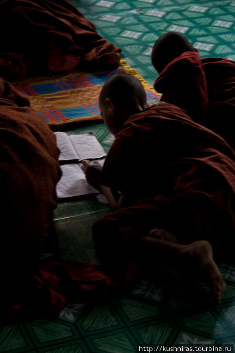 Книги и тетради лежат на полу. Наверное, не очень удобно в такой позе учиться. Пья, Мьянма