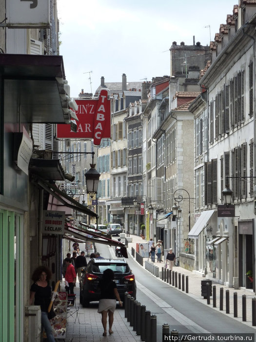 Типичная узкая улица, тротуары ограждены столбиками. По, Франция