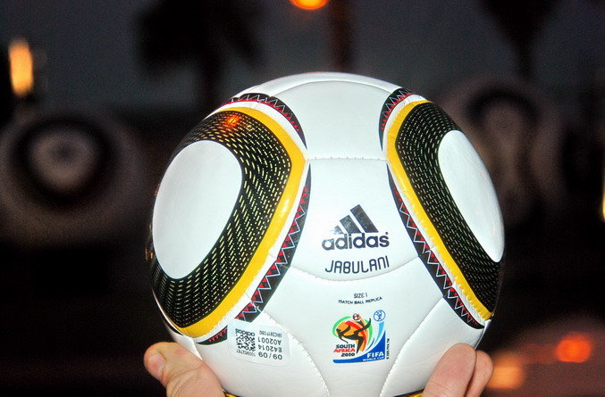 это я купил себе сувенирный мяч и пытался заснять его на фоне больших мячей Кейптаун, ЮАР