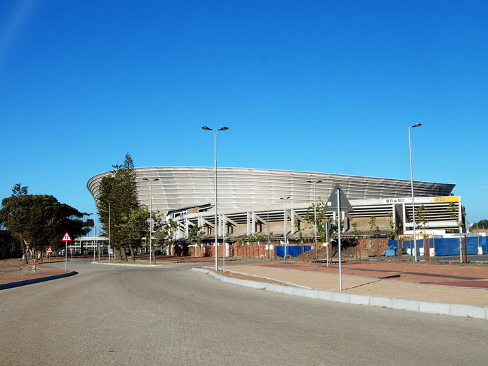 новый стадион, в январе этого года он уже был построен, оставалась только  прилегающая территория Кейптаун, ЮАР