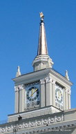 В башне установлены часы — волгоградские куранты.  Диаметр часов составляет 4 метра, а стрелки — 2.5 метра. Часы исправно работают, показывают точное время...