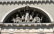 Над главным входом в вокзал — скульптурная композиция — Родина-мать венчает лавровым венком победителей, а по обе стороны от композиции — орден Красного Знамени и медаль — За оборону Сталинграда.