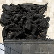 Мужественные фигуры защитников Сталинграда, изображенные в решительном наступательном порыве...