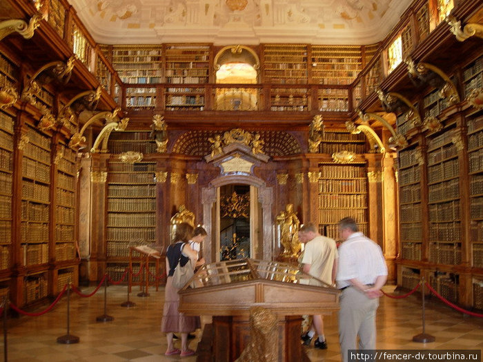 Это лишь один из нескольких залов с древними книгами Мельк, Австрия