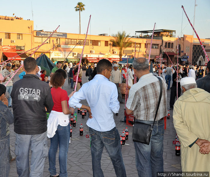 В Марракеше нет моря, поэтому местные жители наловчились ловить на удочку бутылки с газировкой. Марокко